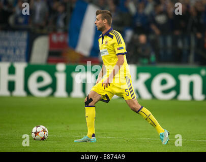 Maribor's Zeljko Filipovic giocare la palla durante la Champions League group G soccer match tra FC Schalke 04 e NK Maribor a Gelsenkirchen stadium di Gelsenkirchen (Renania settentrionale-Vestfalia), Germania, 30 settembre 2014. Foto: Bernd Thissen/dpa Foto Stock