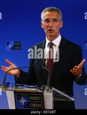 Bruxelles, Belgio. 1 Ott 2014. Il nuovo Segretario generale della NATO Jens Stoltenberg parla alla sua prima conferenza stampa in blocco la sede centrale a Bruxelles, Belgio, 1 ottobre, 2014. L'ex primo ministro norvegese ha assunto la carica di NATO di nuovo chief mercoledì. Credito: Gong Bing/Xinhua/Alamy Live News Foto Stock