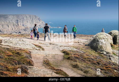 I turisti a piedi lungo il sud-ovest sentiero costiero vicino a testa Gwennap in Cornovaglia. Foto Stock