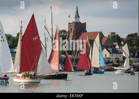 Vari velieri partecipano alla spettacolare Parata di Sailor il fiume Blackwater alla Maldon Regatta in Essex. Foto Stock