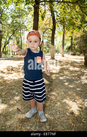 Grazioso fanciullo ragazzo nel parco sulla natura in estate. Utilizzarlo per bambino, genitorialità o il concetto di amore Foto Stock