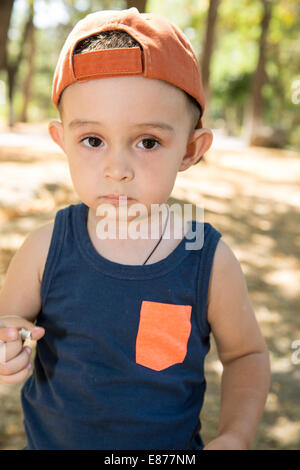 Grazioso fanciullo ragazzo nel parco sulla natura in estate. Utilizzarlo per bambino, genitorialità o il concetto di amore Foto Stock