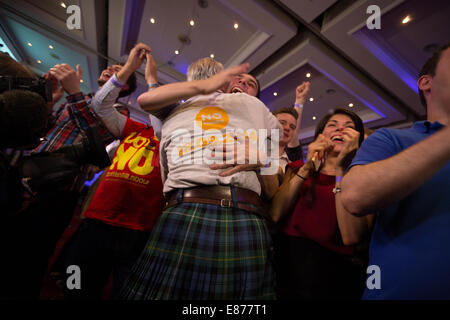 Sostenitori Pro-Union celebrare come i risultati venire per la Scottish referendum di indipendenza, Glasgow, Scozia Foto Stock