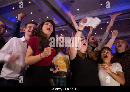 Sostenitori Pro-Union celebrare come i risultati venire per la Scottish referendum di indipendenza, Glasgow, Scozia Foto Stock