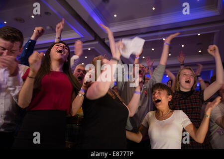 Sostenitori Pro-Union celebrare come i risultati venire per la Scottish referendum di indipendenza, Glasgow, Scozia Foto Stock