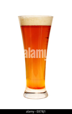 Bicchiere di birra isolata contro bianco Foto Stock