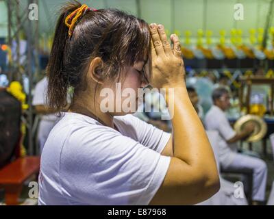 Bangkok, Tailandia. 1 Ott 2014. Una donna che prega a Wat Yannawa (anche ortografato Yan Nawa) durante il Festival vegetariano a Bangkok. La Vegetarian festival è celebrato in tutta la Tailandia. È la versione tailandese di nove Imperatore dei Festival, nove giorni di celebrazione taoista inizio alla vigilia del nono mese lunare del calendario cinese. Credito: ZUMA Press, Inc./Alamy Live News Foto Stock