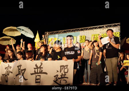 Taipei. 1 Ottobre, 2014. Hong Kong gli studenti che studiano in Taiwan hanno espresso la loro domanda di campagna elettorale aperta, con ombrelloni per mostrare la nonostante di gas lacrimogeni. Migliaia di persone si sono radunate a piazza Libertà a Taipei per mostrare il supporto per Hong Kong di perseguimento di elezione diretta. L occasione era detenuto da decine di gruppi sociali e si è svolta in luoghi diversi tra le varie città in Taiwan. Dichiarando dalle 18.00 fino a mezzanotte ora locale, gli operatori sul palco di Piazza Liberty inclusi professori, cantanti, scrittori e studenti. Credito: PACIFIC PRESS/Alamy Live News Foto Stock