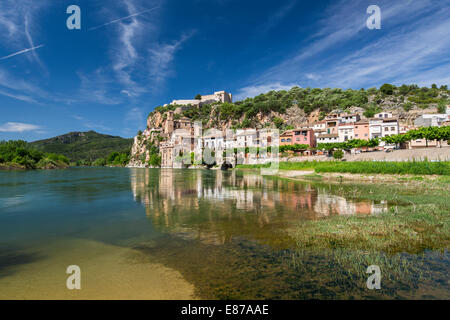 Il fiume Ebro in tutta Miravet, Catalogna, Spagna Foto Stock