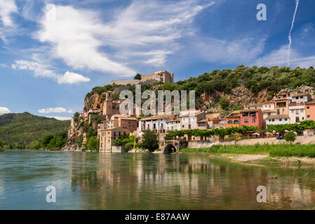 Il fiume Ebro in tutta Miravet, Catalogna, Spagna Foto Stock