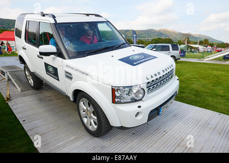 Un Land Rover essendo azionato attorno ad un breve corso per dimostrare che è Off Road capacità Malvern Autunno Mostra Worcestershire Foto Stock