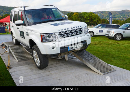 Un Land Rover essendo azionato attorno ad un breve corso per dimostrare che è Off Road capacità Malvern Autunno Mostra Worcestershire Foto Stock