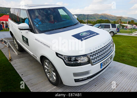 Una Range Rover essendo azionato attorno ad un breve corso per dimostrare che è Off Road capacità Malvern Autunno Mostra Worcestershire Foto Stock