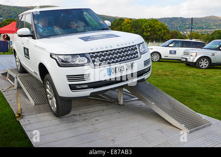 Una Range Rover essendo azionato attorno ad un breve corso per dimostrare che è Off Road capacità Malvern Autunno Mostra Worcestershire Foto Stock