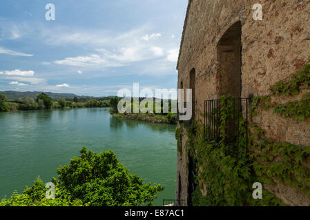 Il fiume Ebro in tutta Miravet, Catalogna, Spagna Foto Stock