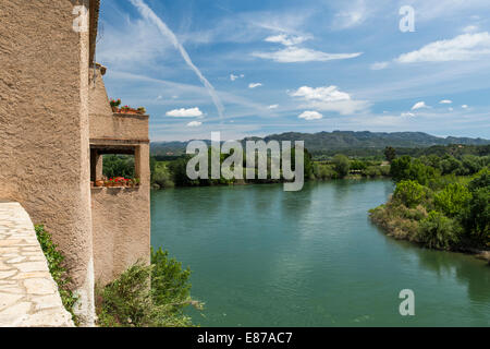 Il fiume Ebro in tutta Miravet, Catalogna, Spagna Foto Stock