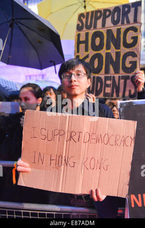 Portland Place, Londra, Regno Unito. 1 ottobre 2014. I manifestanti in attesa di banner e ombrelloni di fronte l'ambasciata cinese a Londra, a sostegno della "ombrello" di rivoluzione che si sta svolgendo ad Hong Kong. Credito: Matteo Chattle/Alamy Live News Foto Stock