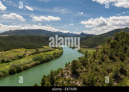 Il fiume Ebro in tutta Miravet, Catalogna, Spagna Foto Stock