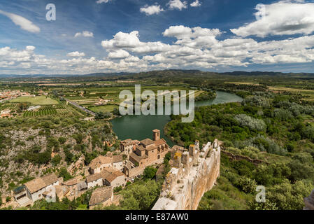 Il fiume Ebro in tutta Miravet, Catalogna, Spagna Foto Stock