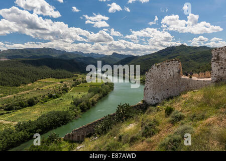 Il fiume Ebro in tutta Miravet, Catalogna, Spagna Foto Stock