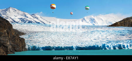 I palloni ad aria calda oltre il bellissimo ghiacciaio. Foto Stock