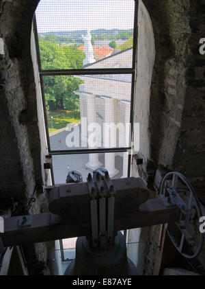 All'interno guardando fuori dal Clocktower accanto al Katedra/Cathdral, Vilnius, Lituania Foto Stock