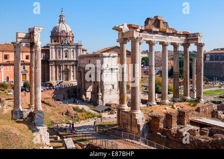 Il Foro Romano, un punto di riferimento del sito con le rovine di antichi palazzi del governo a Roma, Italia Foto Stock