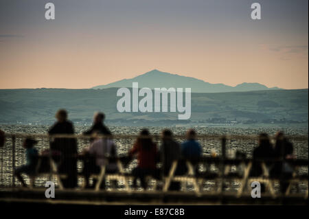 Sera d'estate: il picco di Snowdon Mountain e le colline di Snowdonia visto in lontananza da Aberystwyth Wales UK Foto Stock