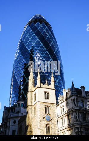 30 St Mary Axe grattacielo commerciale noto come il Gherkin in Londra England Regno Unito Regno Unito Foto Stock