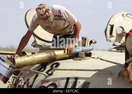 Tripoli, Libia. 1 Ott 2014. Una Libia Alba fighter consente di ricaricare un serbatoio nella regione Wershfana a Tripoli, in Libia, il 1 ottobre, 2014. Pesanti scontri continuavano tra Libia Alba combattenti e di milizie locali di mercoledì a Tripoli Wershfana della regione. Credito: Hamza Turkia/Xinhua/Alamy Live News Foto Stock