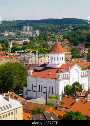 Alta vista angolare di Vilnius e la Chiesa Ortodossa dall'università di Vilnius campanile, in Senamiestyje/Città Vecchia di Vilnius, Li Foto Stock