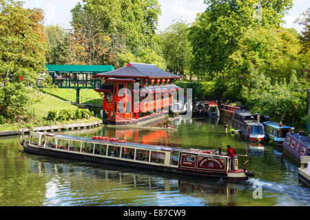 Regent's Canal in Regent's Park Londra England Regno Unito Regno Unito Foto Stock