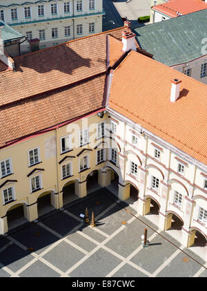Ad alto angolo di visione dell'università di Vilnius cortile, dal campanile, in Senamiestyje/Città Vecchia di Vilnius, Lituania Foto Stock
