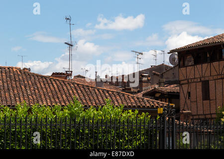 Ariel fotografia - legname medievale incorniciata edifici jostle per posizione con ariels e parabole satellitari in Albi, Francia Foto Stock