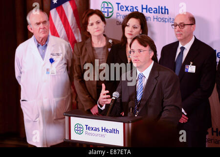 Houston, Stati Uniti d'America. 1 Ott 2014. David L. Lakey anteriore (R), il Commissario del Texas del Dipartimento di stato dei servizi sanitari, parla nel corso di una conferenza stampa al Texas Health Presbyterian Hospital nel nord del Texas città di Dallas, Stati Uniti, 1 ottobre, 2014. Funzionari di Stati Uniti Stato del Texas ha confermato mercoledì che cinque studenti che hanno avuto contatti con l'uomo diagnosticato con il virus di Ebola sono monitorati e la condizione del paziente era stato aggiornato da critiche per gravi. Credito: Xu Xun/Xinhua/Alamy Live News Foto Stock