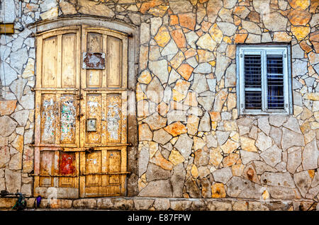 Frammento di un edificio a Tel Aviv, Israele con una porta e di una finestra Foto Stock