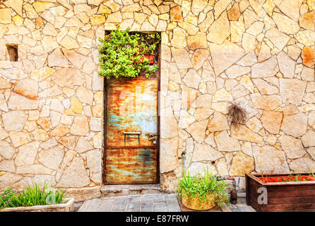 Frammento di un edificio a Tel Aviv, Israele con una porta e piantatrici Foto Stock