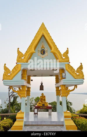 Santuario in Phra Mahathat Chedi Phakdi Prakat pagoda in Thongchai mountain al divieto Krut, Prachuap Khiri Khan Provincia, Thailandia Foto Stock