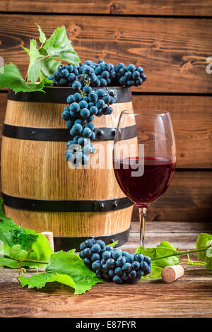 Bicchiere di vino rosso e uva Foto Stock