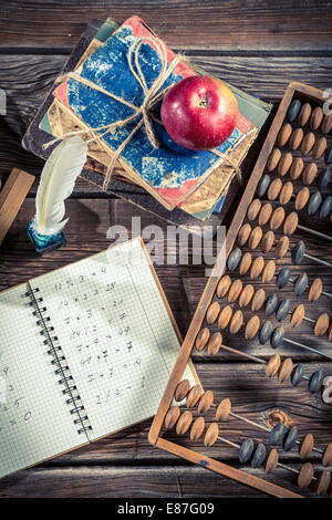 Note di matematica sui banchi di scuola Foto Stock