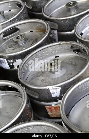 In acciaio inox barili di birra schierate al di fuori di un pub a Fremantle, Western Australia. Foto Stock