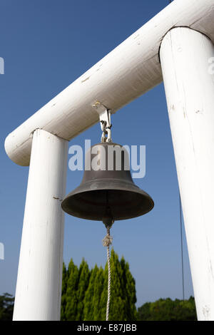 Campana di bronzo appesa sul montante in legno Foto Stock