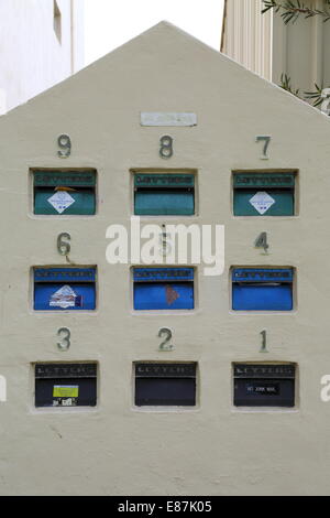Molti nelle cassette delle lettere o cassette postali di un complesso di appartamenti a Fremantle, Australia occidentale, Australia. Foto Stock