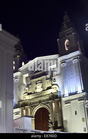 La chiesa del Monasterio del Carmen Alto (Carmen Alto monastero) nel centro della città di notte a Quito, Ecuador Foto Stock