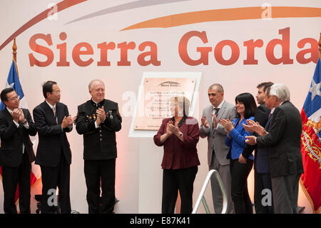 Sierra Gorda, Cile. 1 Ott 2014. Cile del Presidente Michelle Bachelet (C) assiste l inaugurazione delle operazioni della Sierra Gorda miniera, in Sierra Gorda comune, regione di Antofagasta, Cile, 1 ottobre, 2014. La Sierra Gorda miniera di rame delle miniere polacche KGHM produrrà circa 120.000 tonnellate di rame per anno durante i primi cinque anni, secondo la stampa locale. Credito: Nelson Arancibia/AGENCIA ONU/Xinhua/Alamy Live News Foto Stock