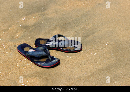 Pantofole sulla spiaggia di sabbia in Mamallapuram,Kanchipuram,Tamill Nadu,l'India del Sud,l'India,l'Asia. Foto Stock