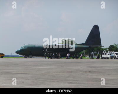 Villamor Airbase, Filippine. Il 2 ottobre, 2014. Comandante Generale di Philippine Air Force, LTGEN. Jeffrey Delgado ha guidato la ispezione delle operazioni di ricerca e salvataggio di aeroplani e attrezzature; e idoneità del personale dell'Air Force per l assistenza umanitaria di emergenza (Risposta HADR) come preparazione per un eventuale terremoto di origine vulcanica e eruzione al Mt. Mayon nella provincia di Albay e altri disastri durante la stagione dei monsoni nelle Filippine. Credito: Sherbien Dacalanio / Alamy Live News Foto Stock