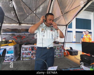 Villamor Airbase, Filippine. Il 2 ottobre, 2014. Comandante Generale di Philippine Air Force, LTGEN. Jeffrey Delgado ha guidato la ispezione delle operazioni di ricerca e salvataggio di aeroplani e attrezzature; e idoneità del personale dell'Air Force per l assistenza umanitaria di emergenza (Risposta HADR) come preparazione per un eventuale terremoto di origine vulcanica e eruzione al Mt. Mayon nella provincia di Albay e altri disastri durante la stagione dei monsoni nelle Filippine. Credito: Sherbien Dacalanio / Alamy Live News Foto Stock