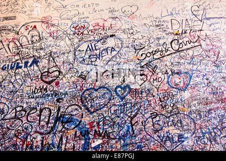 Parte dalla parete piena di messaggi da amanti in casa di Giulietta, Verona, Italia. Foto Stock