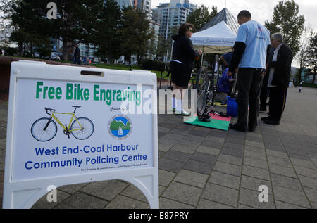 Vancouver, Canada. Il 2 ottobre, 2014. Le forze di polizia di quartiere centro mettere un segno di offrire free bike incisione per i residenti a False Creek comunità. Le biciclette con inciso del proprietario i numeri di identificazione di renderlo meno di un bersaglio di ladri e più facili da recuperare quando la bicicletta viene rubato. La polizia recupera circa 1.500 biciclette rubati ogni anno e quasi la metà di loro non è in grado di restituire ai proprietari come le biciclette non hanno le identificazioni di a. Credito: Xinhua/Alamy Live News Foto Stock